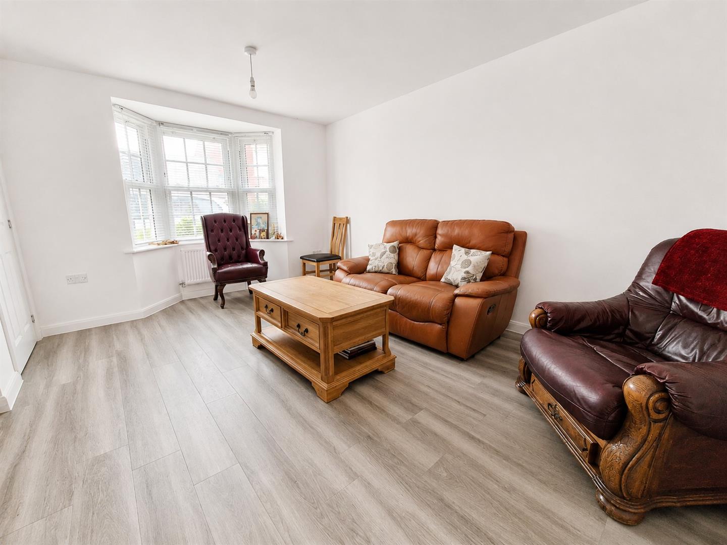 3 bed property in Edith Avenue, Bedford